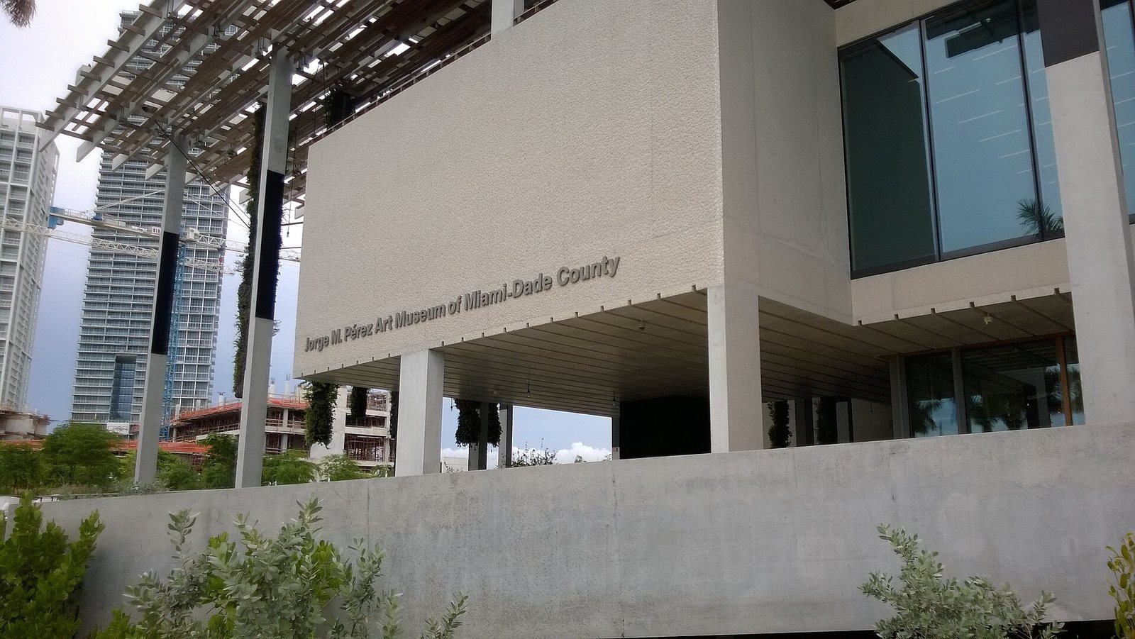 Pérez Art Museum Miami exterior and museum sign.